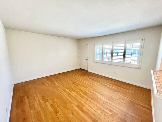 Building Photo - Updated 1B 1BA Condo in Pacific Beach!