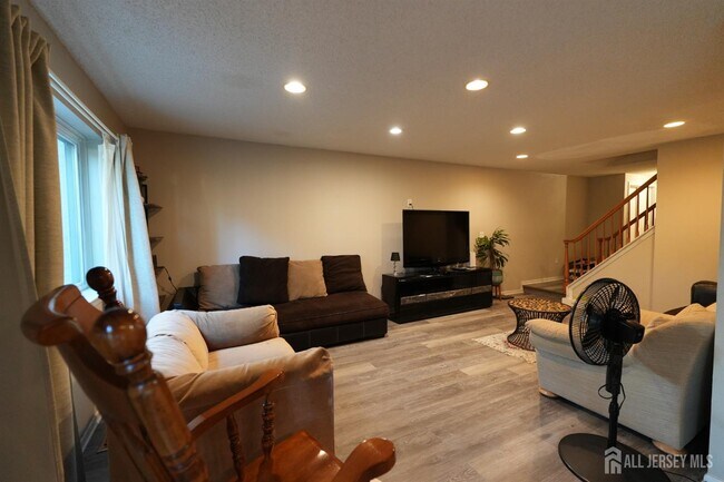 Building Photo - 151 Tennyson Dr