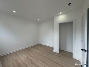Building Photo - 142 Cowles St