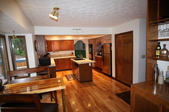 Building Photo - Spacious 3 Bedroom Eagle River Home!