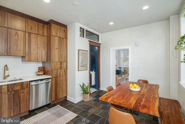 Foto del edificio - 2215 E Boston St