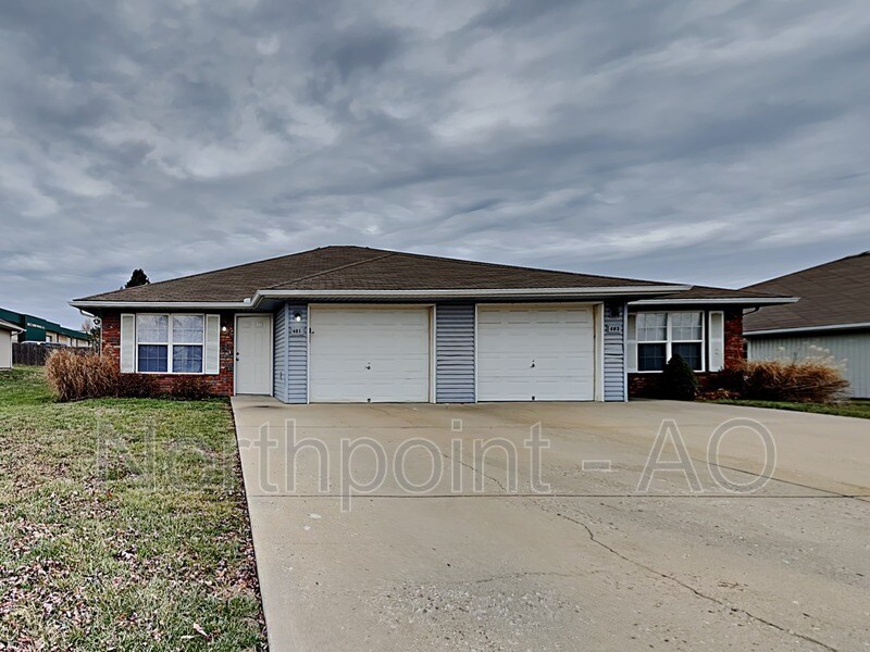 401 NW Woodbury Dr, Grain Valley, MO 64029 Townhome Rentals in Grain