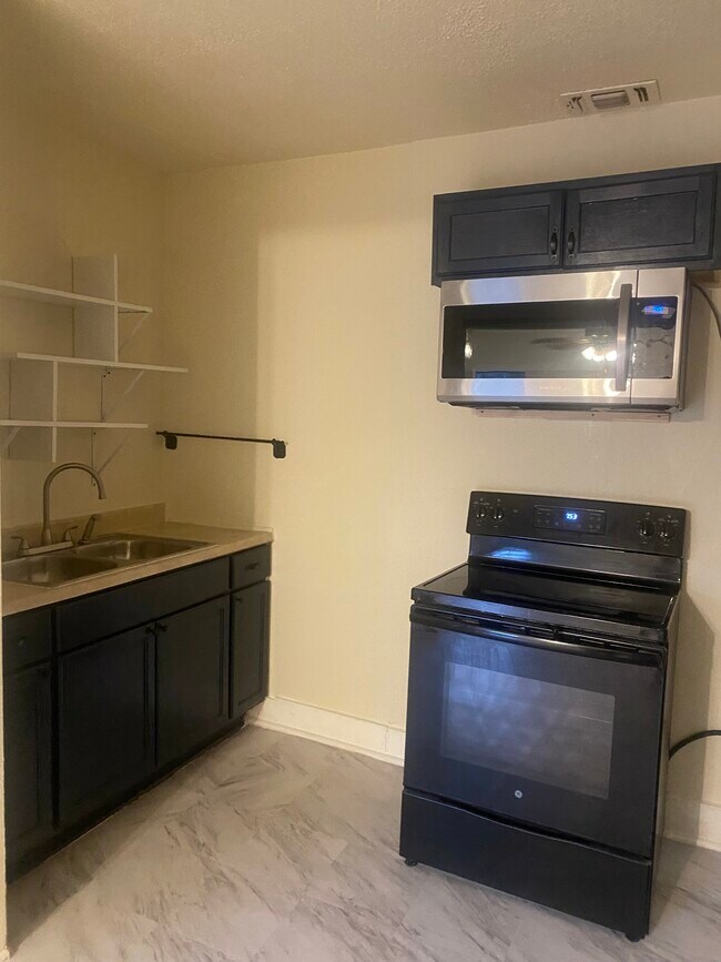 Kitchen - 4302 Skelton Dr