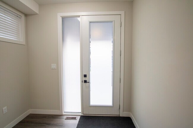 Photo du bâtiment - Gorgeous 3 Bedroom in Hyde Park * Garage *Main floor office * Avail July 1st. $2695+
