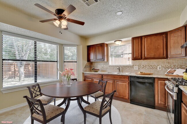 Building Photo - 1622 Peachtree Valley Dr