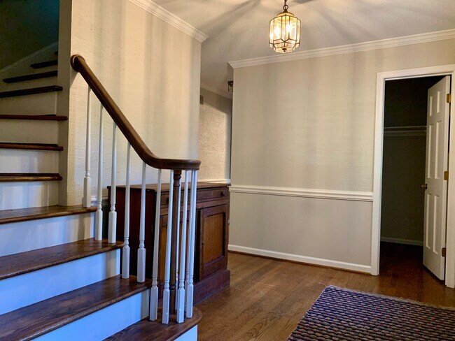 Building Photo - Three Bedroom Home in the Cardinal and Ker...