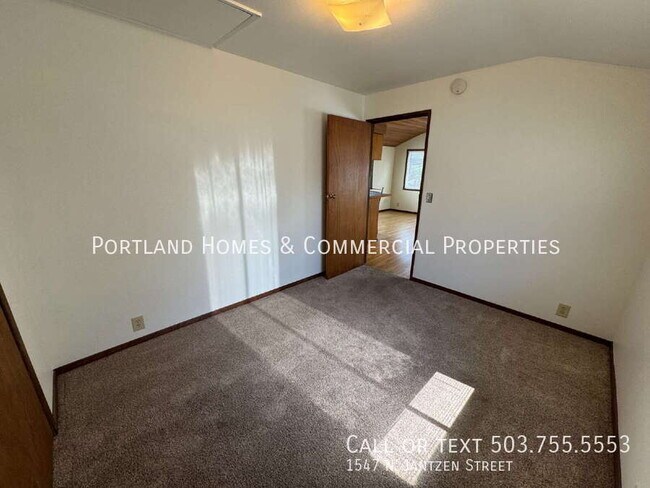 Building Photo - 1547 N Jantzen St