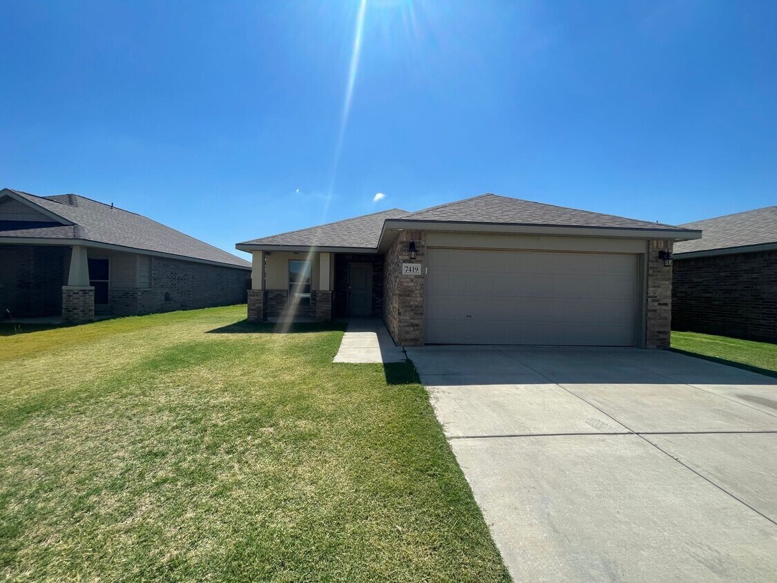 Primary Photo - Beautiful Spacious Home Located in Windsto...