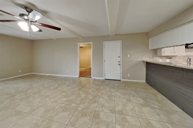 Building Photo - 3202 Vandyke Dr