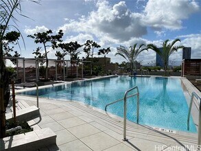 Building Photo - 987 Queen St