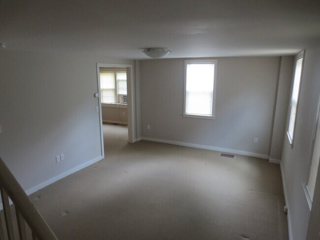 Building Photo - 357 Naubuc Ave