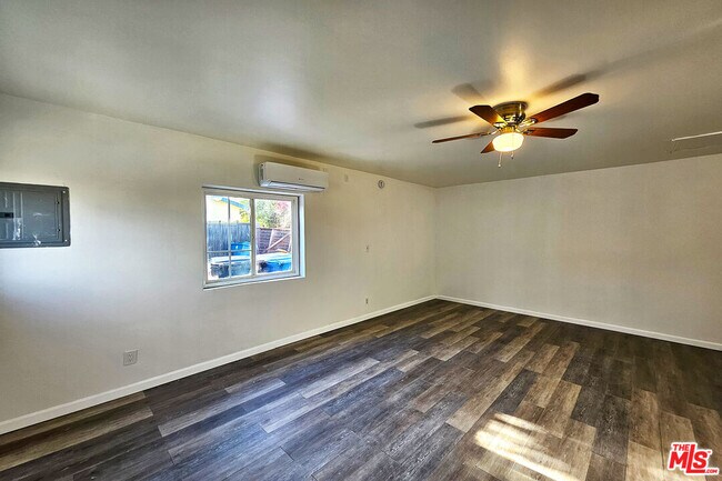 Foto del edificio - 19759 Roscoe Blvd