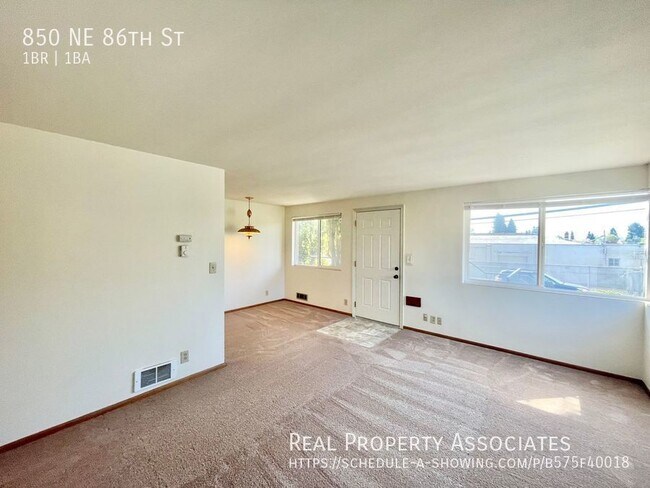 Building Photo - Sunlit Corner Unit in Maple Leaf/Roosevelt...