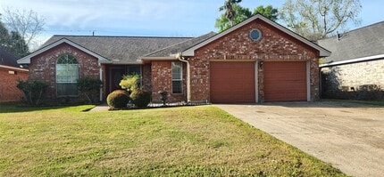 Building Photo - 704 Manor Dr