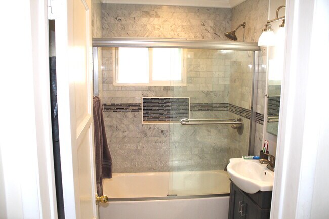 Main Bathroom - 939 Hillcrest St