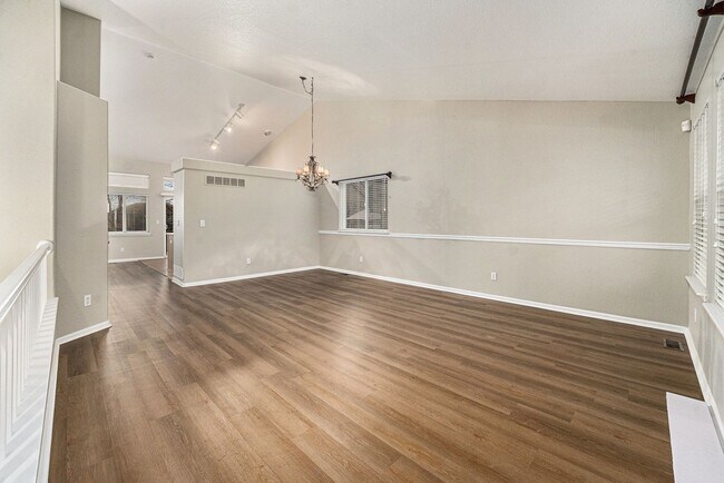 Foto del edificio - A Must See 5-Bedroom 3-Bathroom Single Fam...