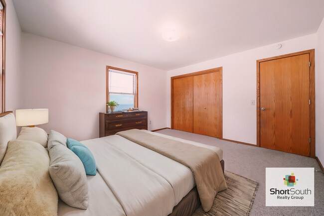 Building Photo - 2 Bed 1 Bath Apartment.  Free heat and wat...