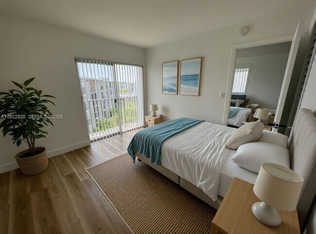 Foto del edificio - 8700 N Sherman Cir