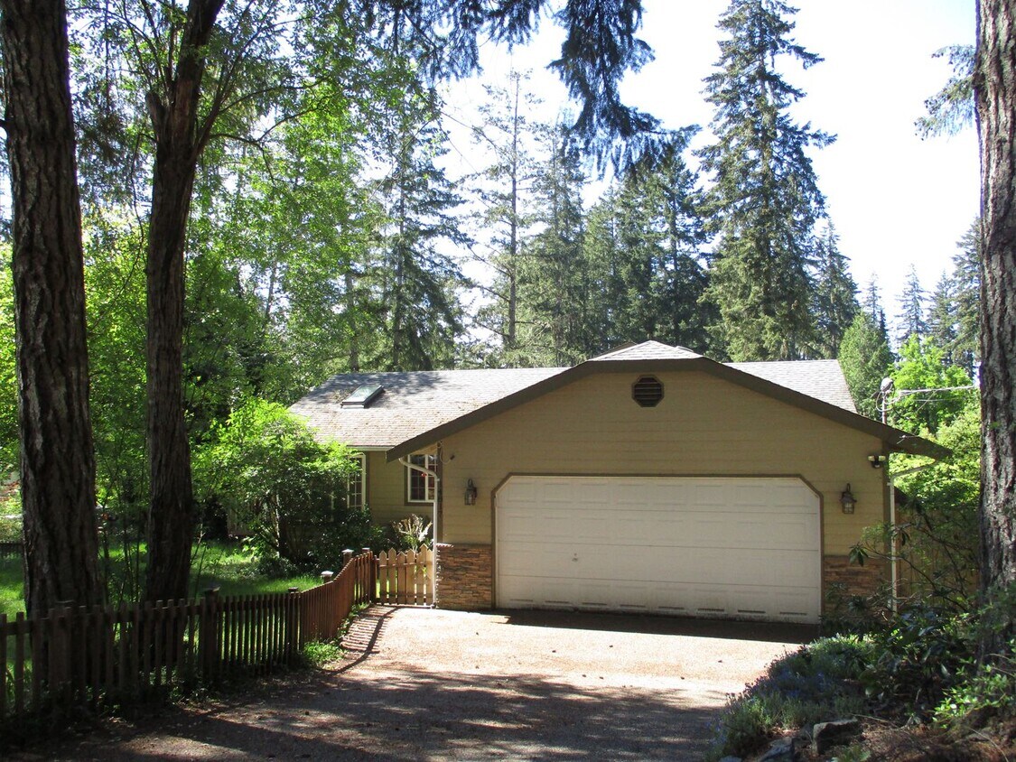 Primary Photo - Charming Rambler in Lake Minterwood with P...