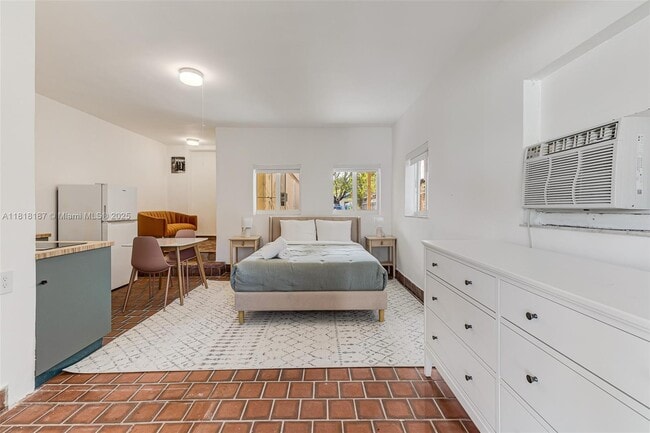 Foto del edificio - 571 NE 64th St