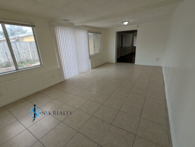 Building Photo - Gorgeous 3/2 1804 Sq. Ft. with new floorin...