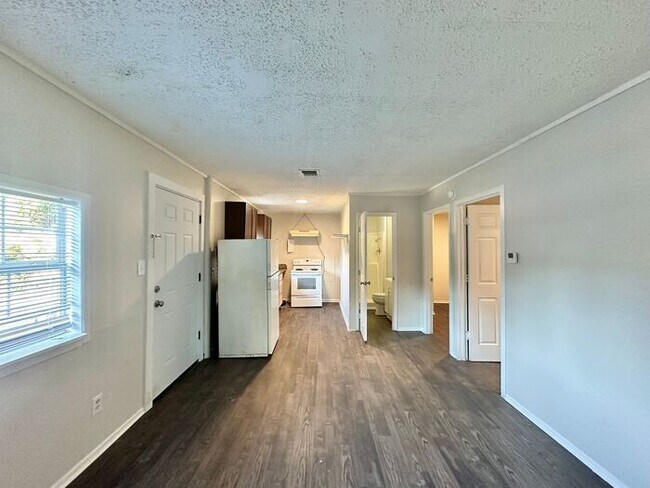 Foto del edificio - Available Now! 2 Bedroom, 1 Bath (Plus Bon...