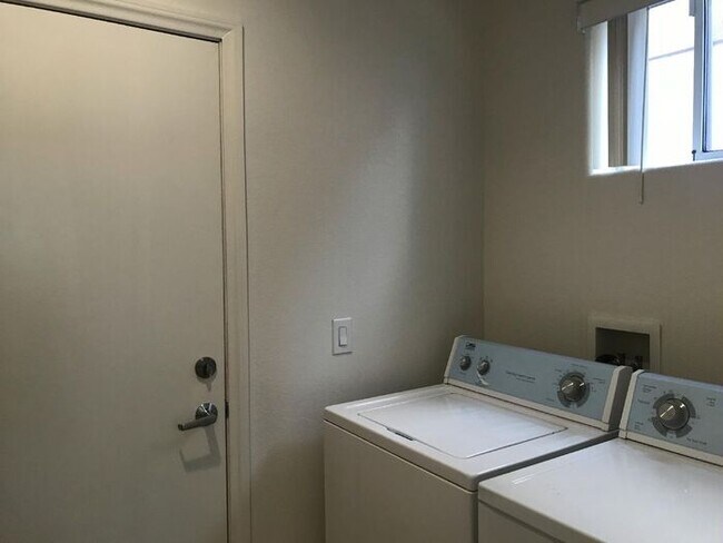 Building Photo - 863 Park Walk Ave