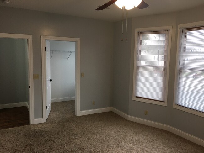 Building Photo - Spacious 3-bedroom, 2-bathroom duplex loca...