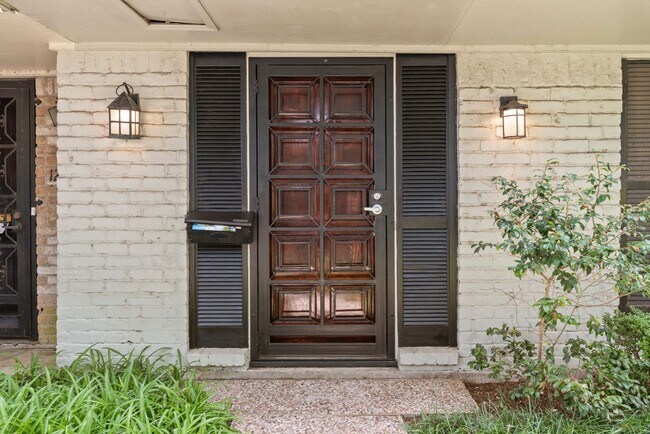 Foto del edificio - Stylish & Renovated Townhome in Prime West...