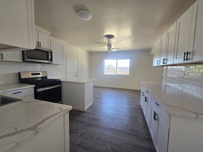 Building Photo - 3 BR 2 BA Available Now