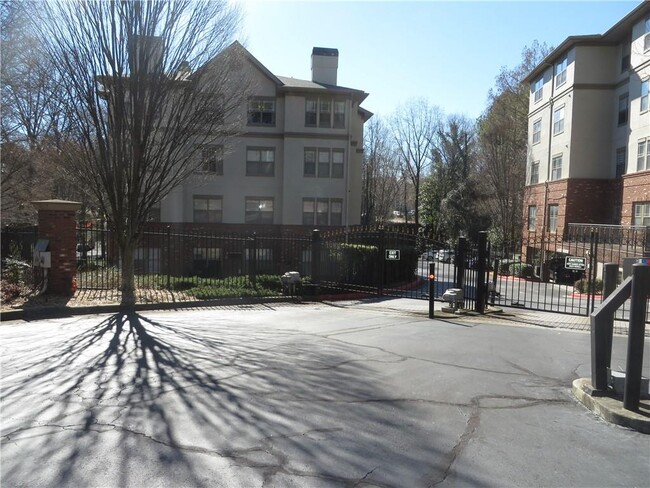 Building Photo - 5559 Glenridge Dr