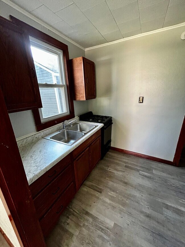 Building Photo - 1 Bedroom Home