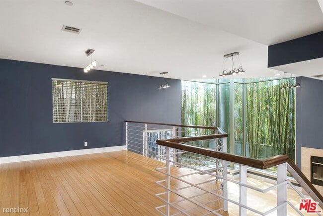 Building Photo - 3 br, 3.5 bath Condo - 914 N West Knoll Dr