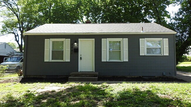Foto del edificio - Cozy 2 bedrooms and 1 full bath home located on S Overton Ave in Independence, MO