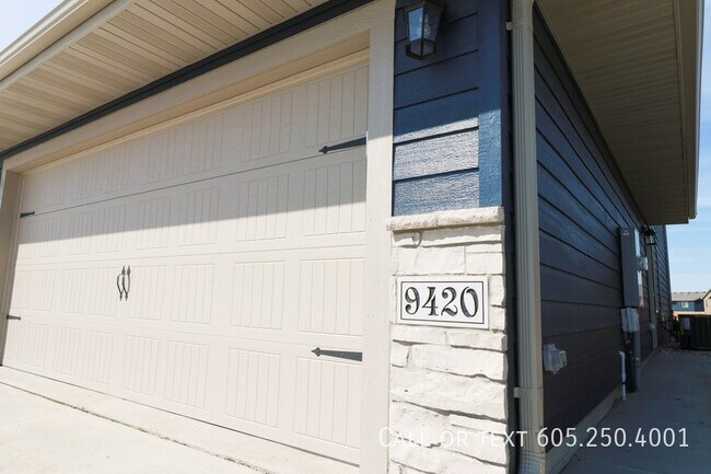 Foto del edificio - Like New 3 bedroom Twin Home with stainles...
