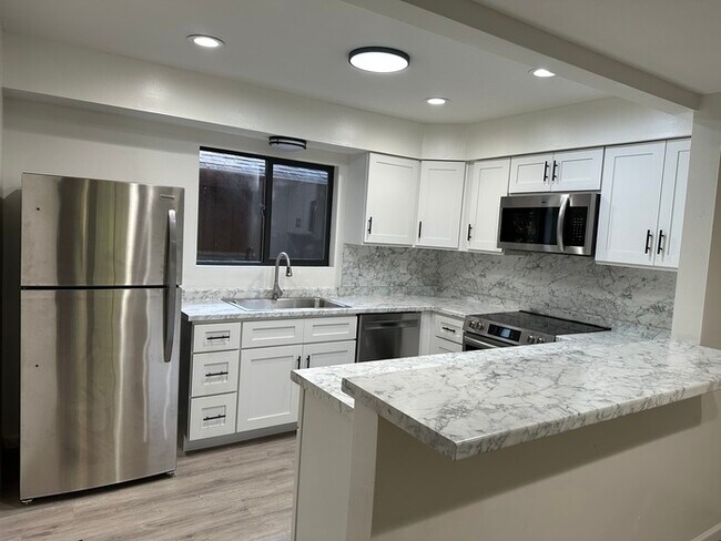 Building Photo - Beautifully Updated Townhome in Kirkwood
