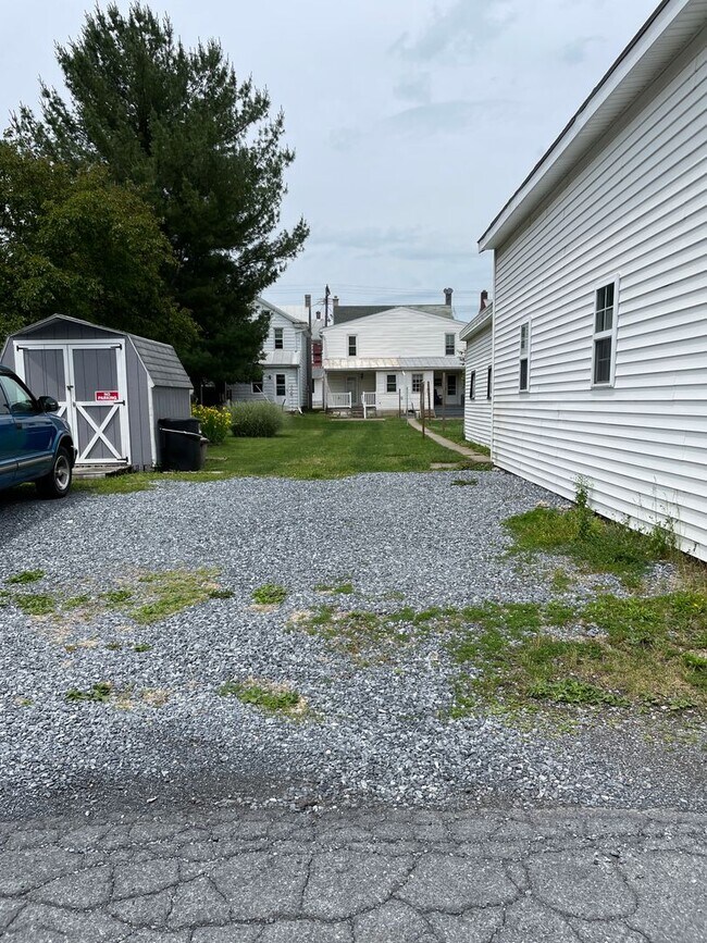 Foto del edificio - Nice Semi Detached home 2br LARGE bathroom...