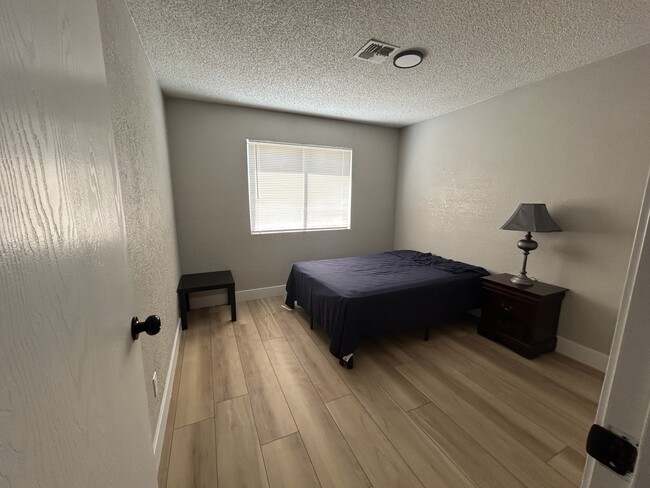 Full size bed room - 4321 Mott Cir
