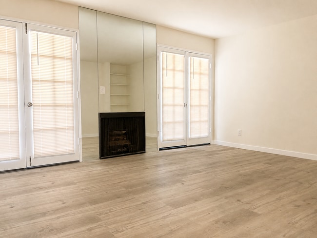 Interior Photo - 14228-14230 Dickens St