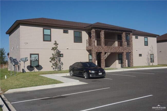 Building Photo - 1108 W Eisenhower St
