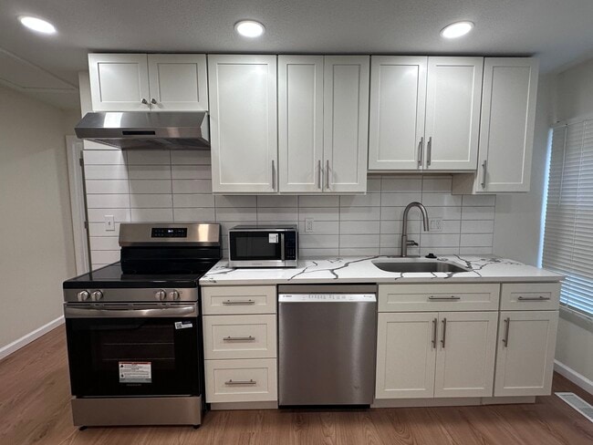 Building Photo - 239 Meyran Ave