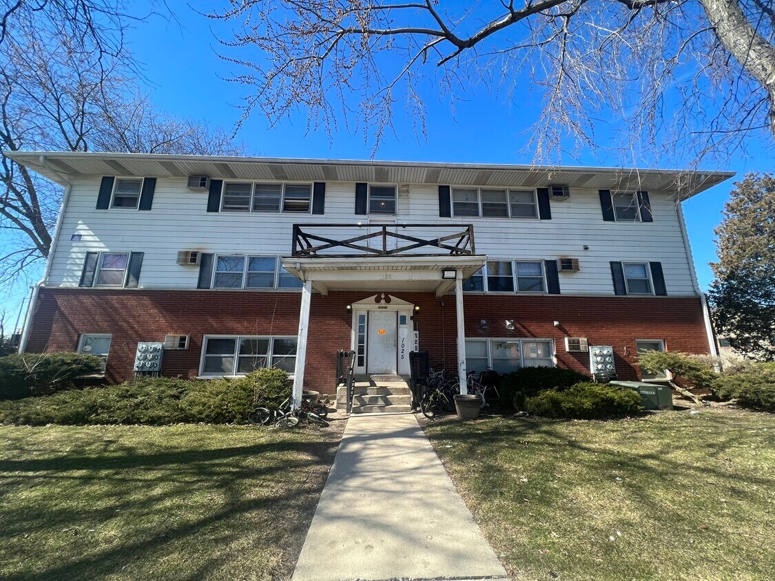 1025 N Farnsworth Ave Unit B, Aurora, IL 60505 Condo for Rent in Aurora, IL