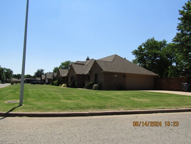 Building Photo - Very Nice Spacious Home located In the Tur...
