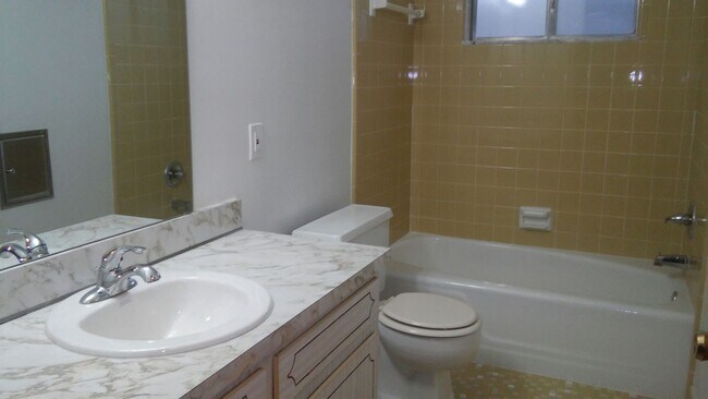 Foto del edificio - NO SEC 8 - 3 bedroom 1 bath brick ranch wi...