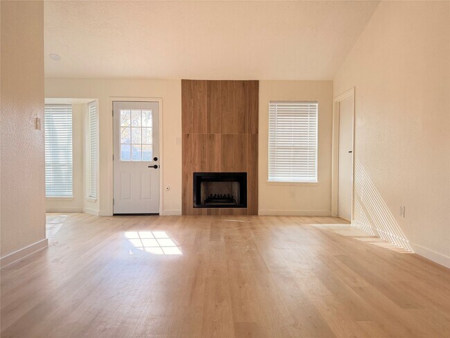 Building Photo - 2533 Knoxville Dr