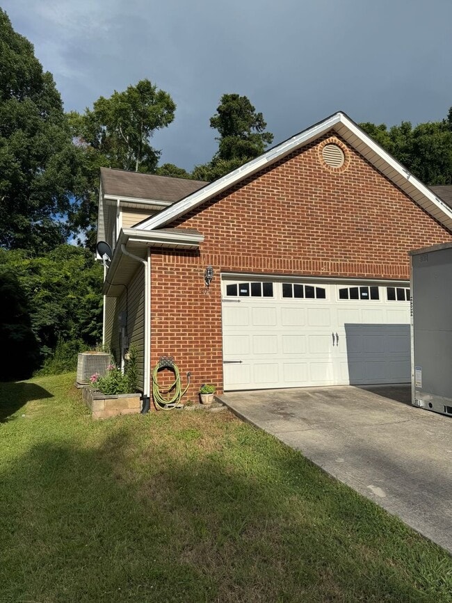 Photo - Maryville 37804 - 4-Bedroom, 2-Bath, 2-Story Condo - Contact Faye Hudson 865-789-3204