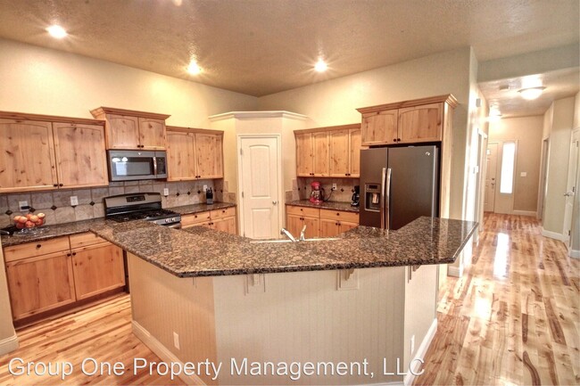 Building Photo - 4 br, 2.5 bath House - 3757 N. Quenzer Way