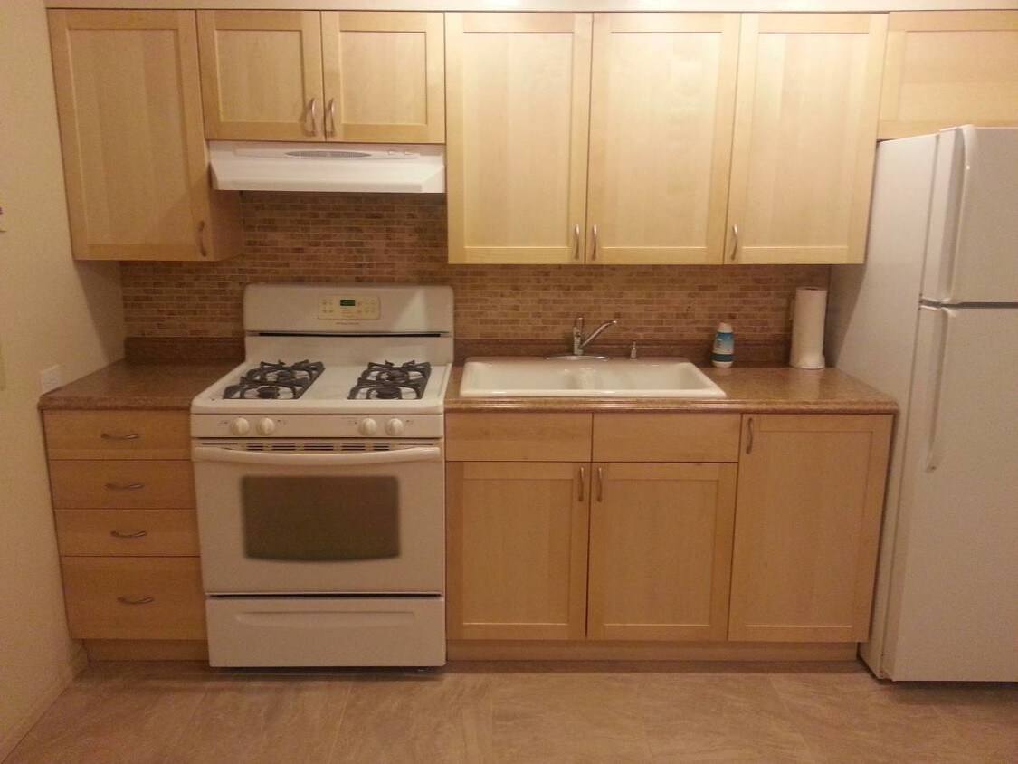 Kitchen - 708 W Dempster St