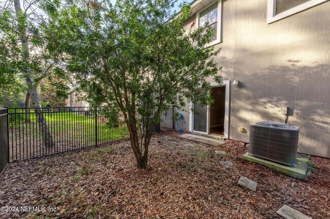 Foto del edificio - 807 Scrub Jay Dr
