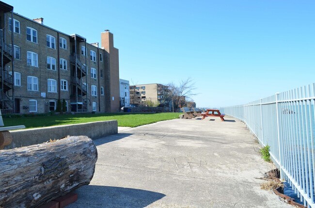 Foto del edificio - 1206 W Jarvis Ave